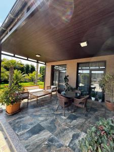 Un patio al aire libre con mesa y sillas. en Modern Villa in Turkan, en Mekhrably