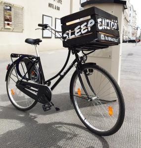 ein Fahrrad mit einer Kiste auf der Rückseite in der Unterkunft Ruby Marie Hotel Vienna in Wien