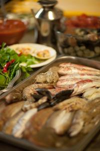 una bandeja de comida con marisco y verduras en una mesa en Hotel Lido, en Vasto