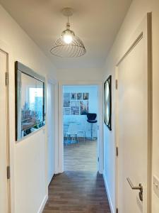 a hallway with a door leading to a dining room at Amazing 2 Bed Flat With City Views in Barking