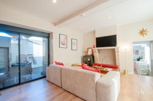 a living room with a couch and a fireplace at Maison raffinée 4 étoiles - Terrasse et Accès train Paris in Meung-sur-Loire