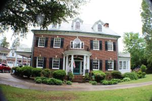 伊丽莎白城The Culpepper Inn的大型红砖房屋,设有白色门廊