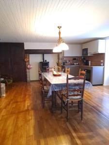 梅马克Le Moulin d'Hélène的厨房兼餐厅，配有桌椅