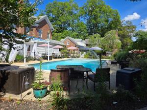a swimming pool with a table and a fountain at The Culpepper Inn in Elizabeth City
