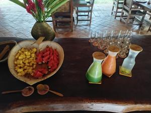 a table with wine glasses and a bowl of fruit at Savanna Orinoquia Lodge in Orocué