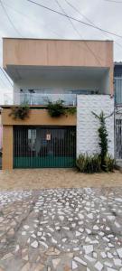 a building with a green gate in front of it at Casa para COP 30 in Belém
