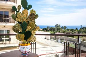 a vase filled with flowers sitting on top of a ledge at 4 Spa Resort Hotel in Catania