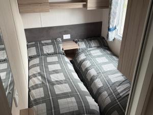 Postel nebo postele na pokoji v ubytování Cedar Lake Apartment Retreat