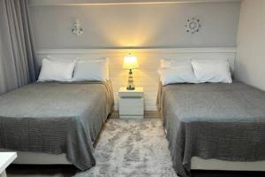 Ένα ή περισσότερα κρεβάτια σε δωμάτιο στο Ocean View Condo +47 φωτογραφίες