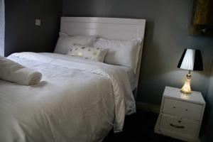 Ένα ή περισσότερα κρεβάτια σε δωμάτιο στο Racecourse Gardens Apartment E23 +6 φωτογραφίες