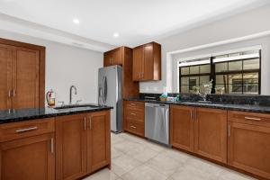 Holiday at the Parks - Townhome by Disney!的厨房或小厨房