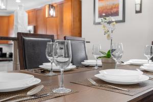 Holiday at the Parks - Townhome by Disney!的厨房或小厨房