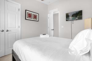 Holiday at the Parks - Townhome by Disney!客房内的一张或多张床位