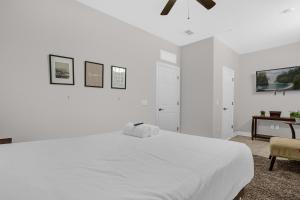 Holiday at the Parks - Townhome by Disney!客房内的一张或多张床位