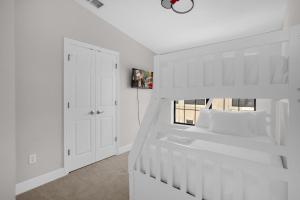 Holiday at the Parks - Townhome by Disney!客房内的一张或多张床位