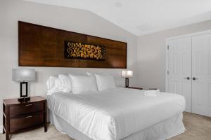 Holiday at the Parks - Townhome by Disney!客房内的一张或多张床位
