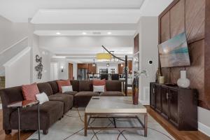 Holiday at the Parks - Townhome by Disney!的休息区