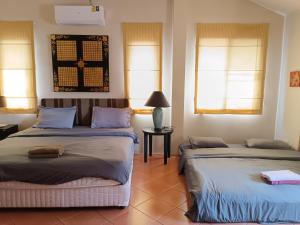 Katil atau katil-katil dalam bilik di Jomtien 4BR golden villa