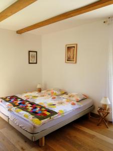 een slaapkamer met een bed in een kamer bij Holzhaus in Aix-en-Provence