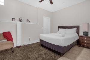 Holiday at the Parks - Townhome by Disney!客房内的一张或多张床位