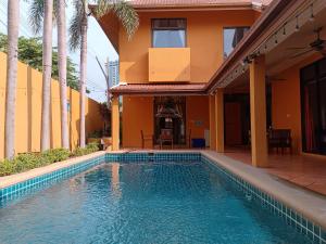 Kolam renang di atau dekat dengan Jomtien 4BR golden villa