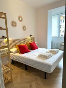 Un dormitorio con una gran cama blanca con almohadas rojas. en Modern Luxury Apartment, en Logroño