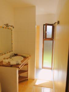 y baño con lavabo y espejo. en Holzhaus, en Aix-en-Provence