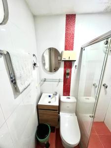 a small bathroom with a toilet and a sink at Apartamentos amoblados Puerto Nuevo in Ríohacha