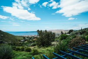 カリストスにあるCastello Villa ( best view in Myloi village)の青い観覧席からの海の景色 +64枚の写真