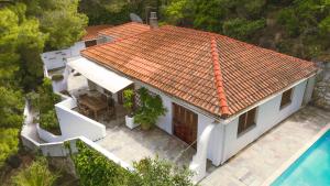 an aerial view of a white house with a tile roof at Villa Pilion in Kolios