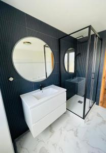 Posteľ alebo postele v izbe v ubytovaní Charmant appartement avec terrasse entre centre-ville et plages de Concarneau