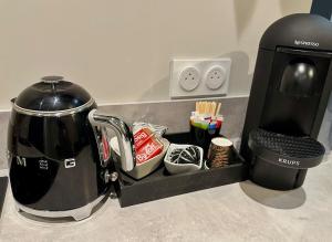 a tea pot sitting next to a coffee maker at Grand studio in Anthon