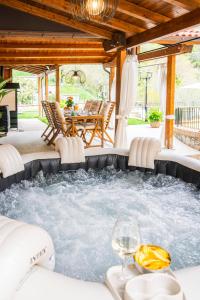 ein Whirlpool auf einer Terrasse mit Tisch und Stühlen in der Unterkunft Villa Lepre - Come to the silence in Casarza Ligure