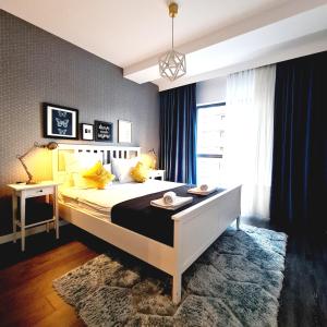 Un pat sau paturi într-o cameră la Lujerului 21 Residence Modern 2-Room Apartment - Free Parking & Self Check-In