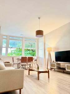 een woonkamer met een bank en een tv bij Apartamento à Beira-Mar na Urca in Rio de Janeiro