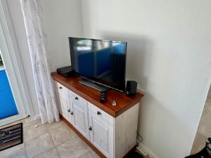 Μια τηλεόραση ή/και κέντρο ψυχαγωγίας στο Kajüte am Norderhafen +20 φωτογραφίες