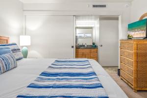 Ένα ή περισσότερα κρεβάτια σε δωμάτιο στο Sugar Beach Resort 328 by Coldwell Banker Island Vacations