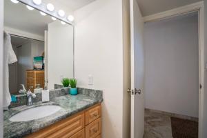 Ένα μπάνιο στο Sugar Beach Resort 328 by Coldwell Banker Island Vacations +42 φωτογραφίες