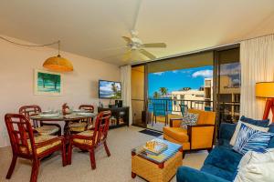 Μια τηλεόραση ή/και κέντρο ψυχαγωγίας στο Sugar Beach Resort PH8 by Coldwell Banker Island Vacations