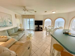 ジェンセン・ビーチにある3bd 3ba Riverfront, 1 month minのソファとテーブルのあるリビングルーム