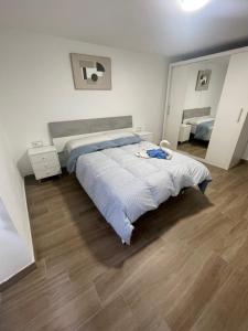 a bedroom with a large bed and a mirror at Casa en el centro del pueblo in El Morell