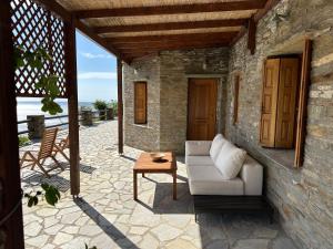 Posedenie v ubytovaní Andros Escape Condos