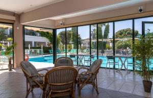 Bazén v ubytování Sofia's Hotel nebo v jeho okolí