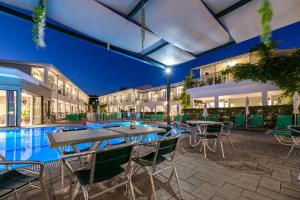 Bazén v ubytování Sofia's Hotel nebo v jeho okolí