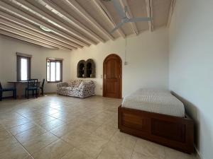 Posteľ alebo postele v izbe v ubytovaní Andros Escape Condos + 37 fotografií