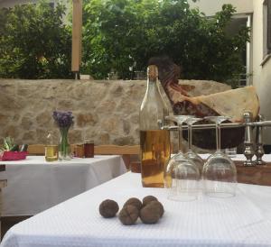 een fles wijn op een tafel bij Apartments Lucija-Klara in Brodarica