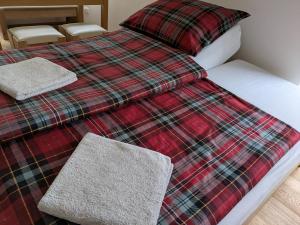 una cama con dos almohadas encima en Apartmán A10 v centru Harrachova, en Harrachov