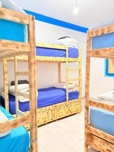 Llit o llits en una habitació de Maverick Nomads Surf