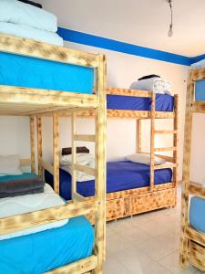 Llit o llits en una habitació de Maverick Nomads Surf 24 fotos més