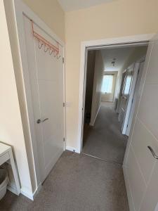 un pasillo de una casa con espejo en Cosy Room with Shared Bathroom, en Edimburgo